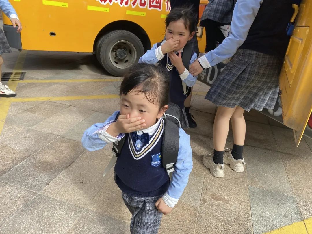 【校車安全】平安乘車，為愛護(hù)航——成田實驗幼兒園校車安全應(yīng)急演練