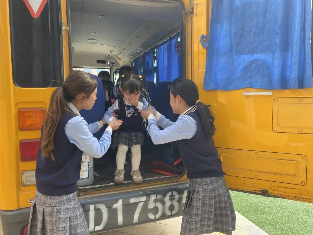 【校車安全】平安乘車，為愛護(hù)航——成田實驗幼兒園校車安全應(yīng)急演練