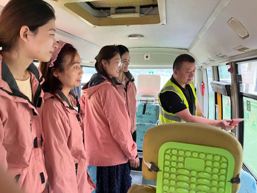 筑牢校車安全,守護成長之路——花兒朵朵幼兒園2025年秋季校車安全應急疏散演練 筑牢校車安全,守護成長之路——花兒朵朵幼兒園2025年秋季校車安全應急疏散演練