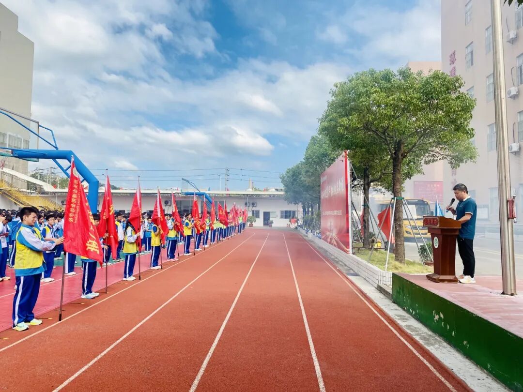 校車緊急疏散演練,為學子安全 “保駕護航” 校車緊急疏散演練,為學子安全 “保駕護航”