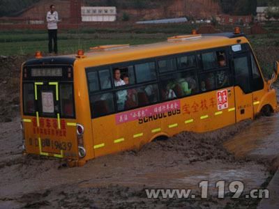 內(nèi)蒙古校車(chē)被困泥水中，消防官兵助理脫困