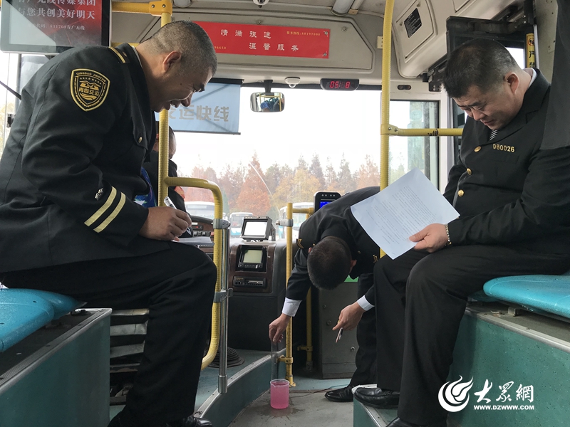 防滑“鏈”習(xí) 交運校車進行冬季專項比武