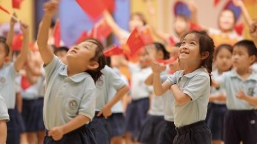 為祖國(guó)70華誕獻(xiàn)禮 紅黃藍(lán)幼兒園唱響祖國(guó)贊歌