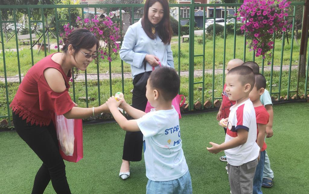 長春同心街道梧桐社區舉辦幼兒園防拐騙安全防范演練