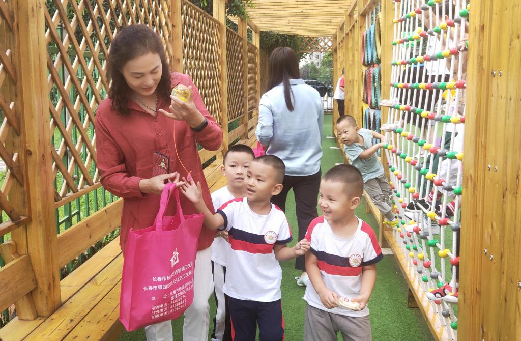 長春同心街道梧桐社區舉辦幼兒園防拐騙安全防范演練