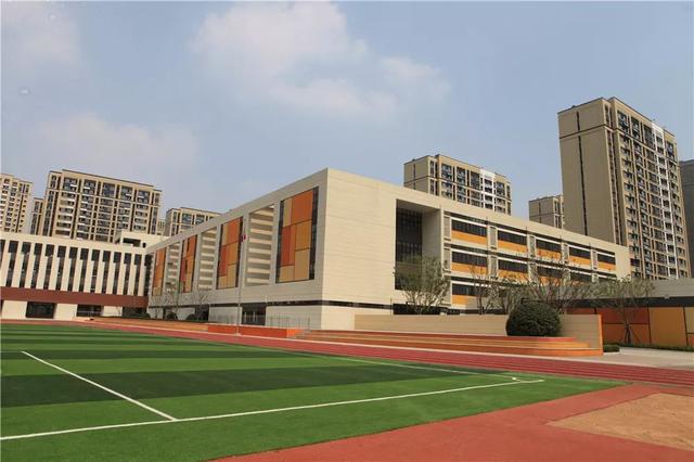 今年，歷城區9所新建學校、8所新建幼兒園啟用