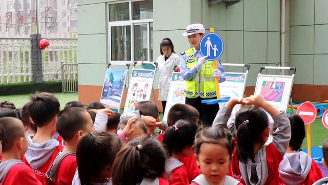 韓城交警國(guó)慶節(jié)前夕深入轄區(qū)幼兒園開展交通安全宣傳活動(dòng)