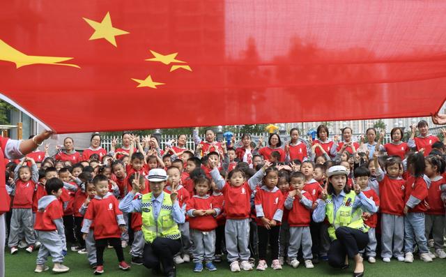 韓城交警國(guó)慶節(jié)前夕深入轄區(qū)幼兒園開展交通安全宣傳活動(dòng)