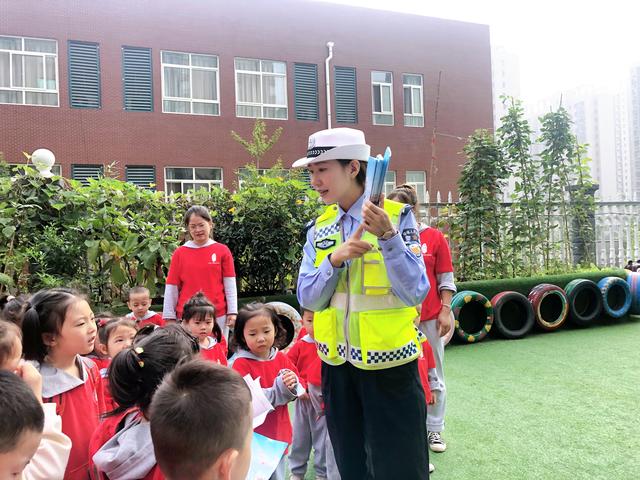 韓城交警國(guó)慶節(jié)前夕深入轄區(qū)幼兒園開展交通安全宣傳活動(dòng)