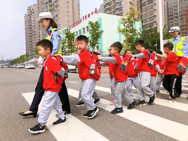 韓城交警國(guó)慶節(jié)前夕深入轄區(qū)幼兒園開展交通安全宣傳活動(dòng)