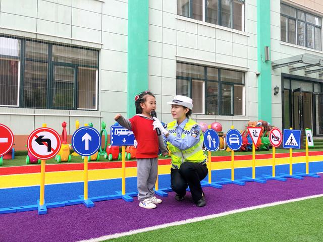 韓城交警國(guó)慶節(jié)前夕深入轄區(qū)幼兒園開展交通安全宣傳活動(dòng)