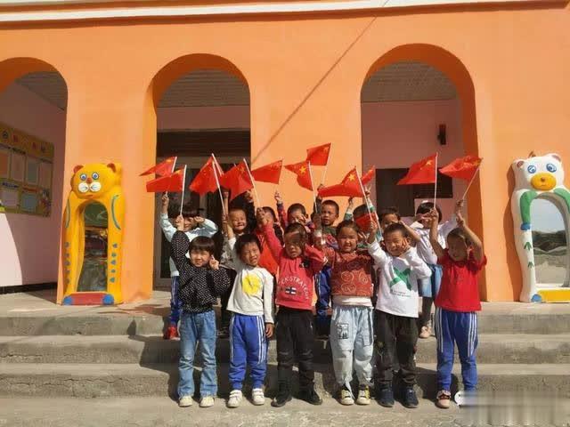 伊吾縣淖毛湖鎮(zhèn)中心幼兒園開展“我和國旗共合影”活動(dòng)