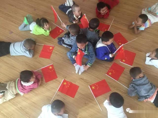 伊吾縣淖毛湖鎮(zhèn)中心幼兒園開展“我和國旗共合影”活動(dòng)