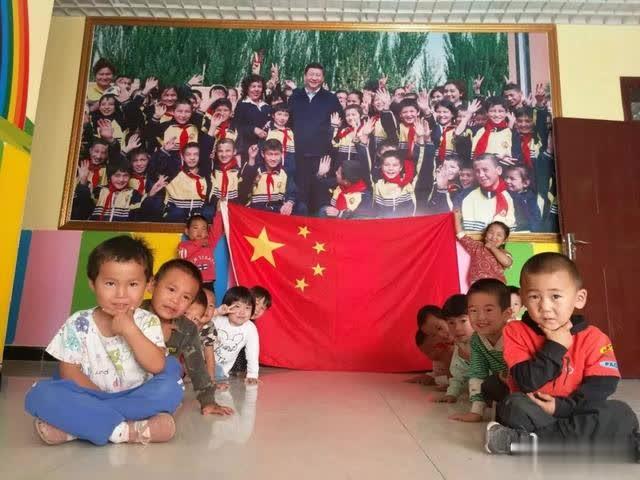 伊吾縣淖毛湖鎮(zhèn)中心幼兒園開展“我和國旗共合影”活動(dòng)