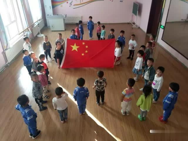 伊吾縣淖毛湖鎮(zhèn)中心幼兒園開展“我和國旗共合影”活動(dòng)