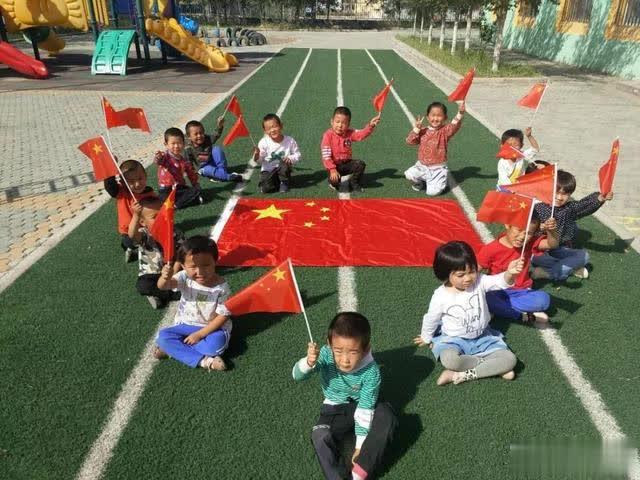 伊吾縣淖毛湖鎮(zhèn)中心幼兒園開展“我和國旗共合影”活動(dòng)