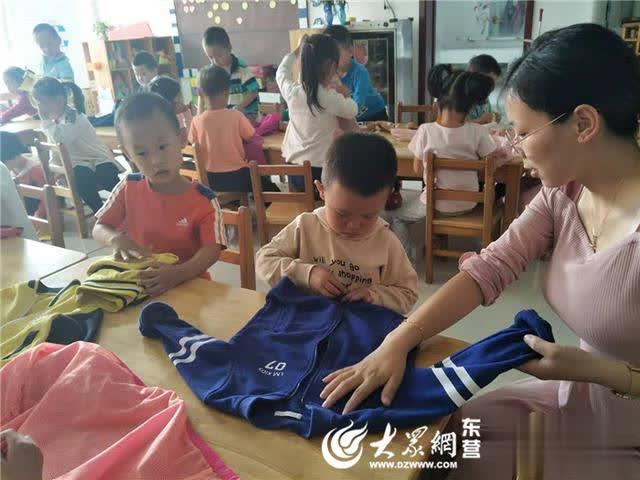廣饒經濟開發區中心幼兒園開展巧手疊衣服比賽活動