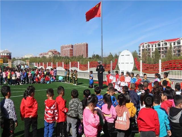 伊旗交管大隊宣傳民警深入幼兒園開展掃黑除惡和 交通安全知識宣講活動