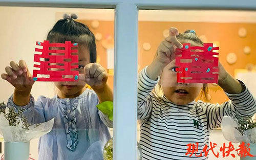 南京一幼兒園首開“婚禮課”，28個娃娃把老師“嫁”了！