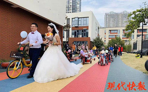南京一幼兒園首開“婚禮課”，28個娃娃把老師“嫁”了！
