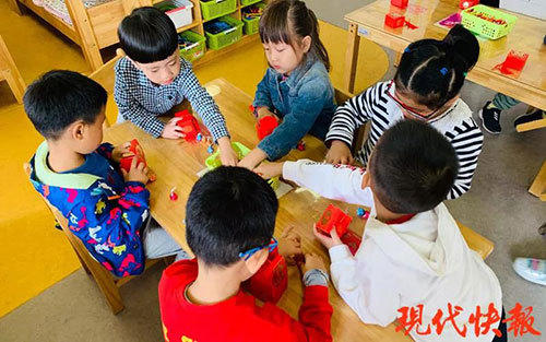 南京一幼兒園首開“婚禮課”，28個娃娃把老師“嫁”了！