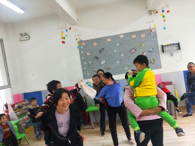 石門縣磨市鎮中心幼兒園：開展趣味親子闖關游園會活動