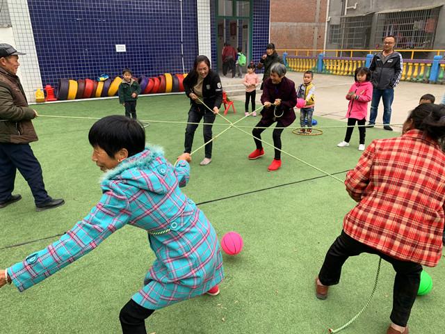 石門縣磨市鎮中心幼兒園：開展趣味親子闖關游園會活動