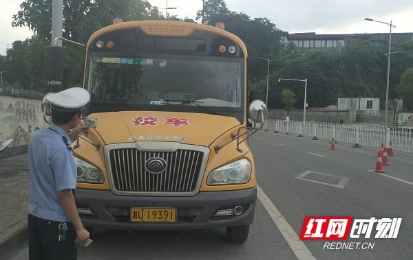 吉首交警持續開展暑期校車專項安全督