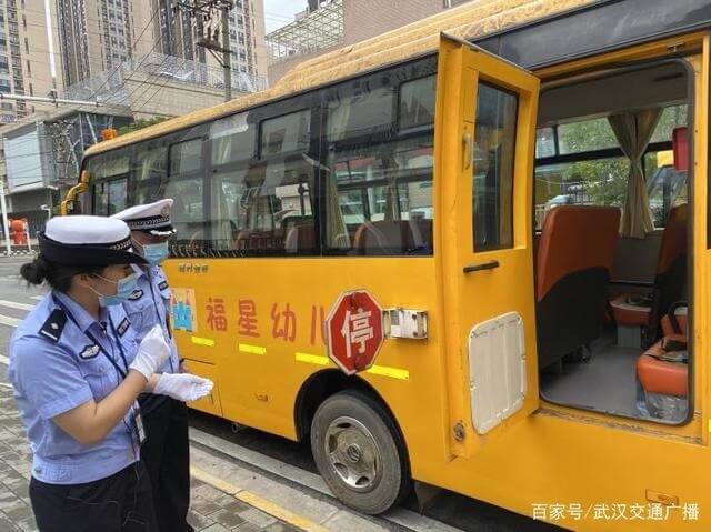 開學(xué)臨近 武漢江漢交警對(duì)校車進(jìn)行“體檢”