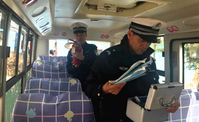彬州交警：持續(xù)開(kāi)展源頭治理 筑牢校車安全防線