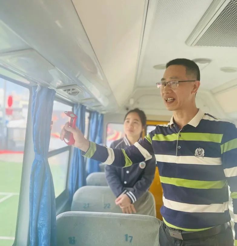 為愛護(hù)航，平安校車伴我行 ——方點(diǎn)圓幼兒園校車安全演練