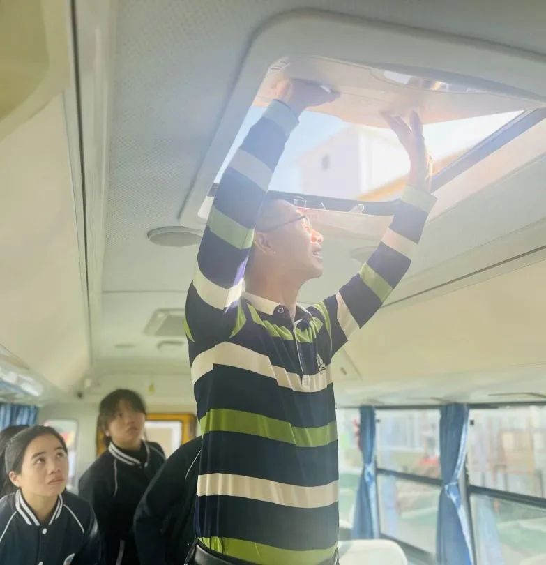 為愛護(hù)航，平安校車伴我行 ——方點(diǎn)圓幼兒園校車安全演練
