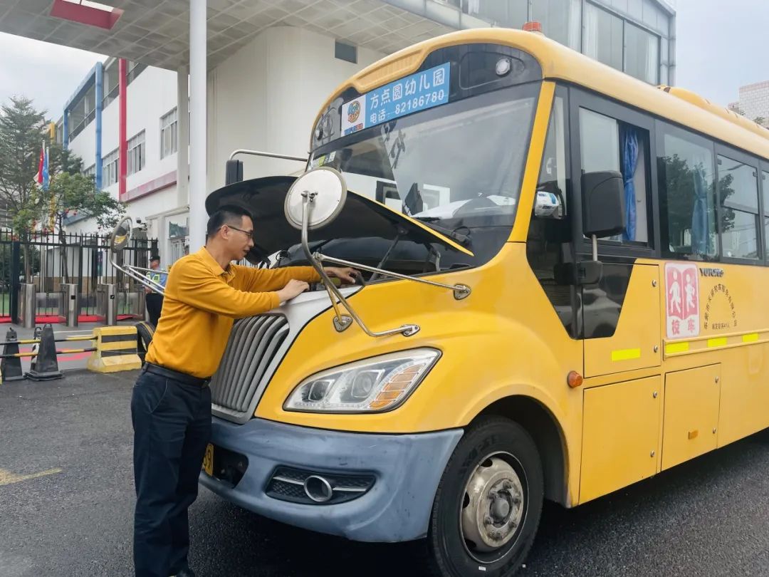 為愛護(hù)航，平安校車伴我行 ——方點(diǎn)圓幼兒園校車安全演練