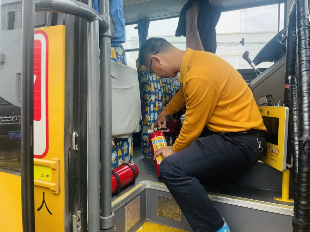 為愛護(hù)航，平安校車伴我行 ——方點(diǎn)圓幼兒園校車安全演練
