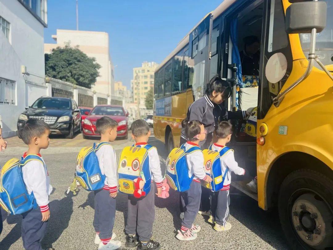 為愛護(hù)航，平安校車伴我行 ——方點(diǎn)圓幼兒園校車安全演練