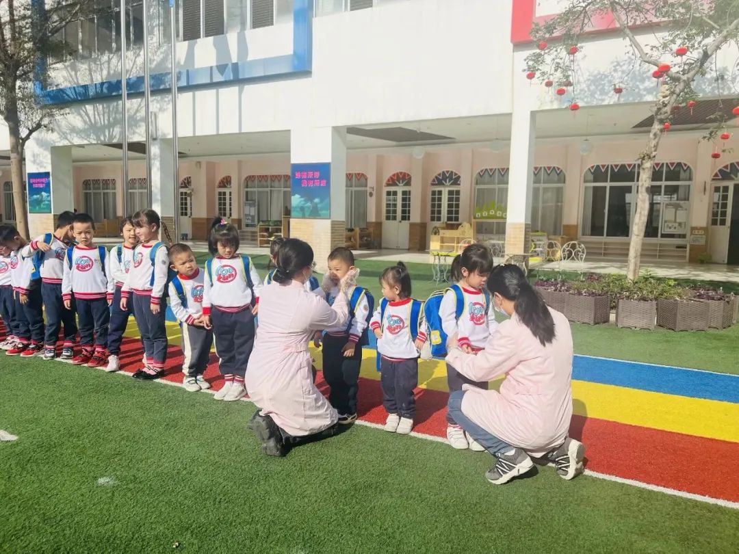 為愛護(hù)航，平安校車伴我行 ——方點(diǎn)圓幼兒園校車安全演練