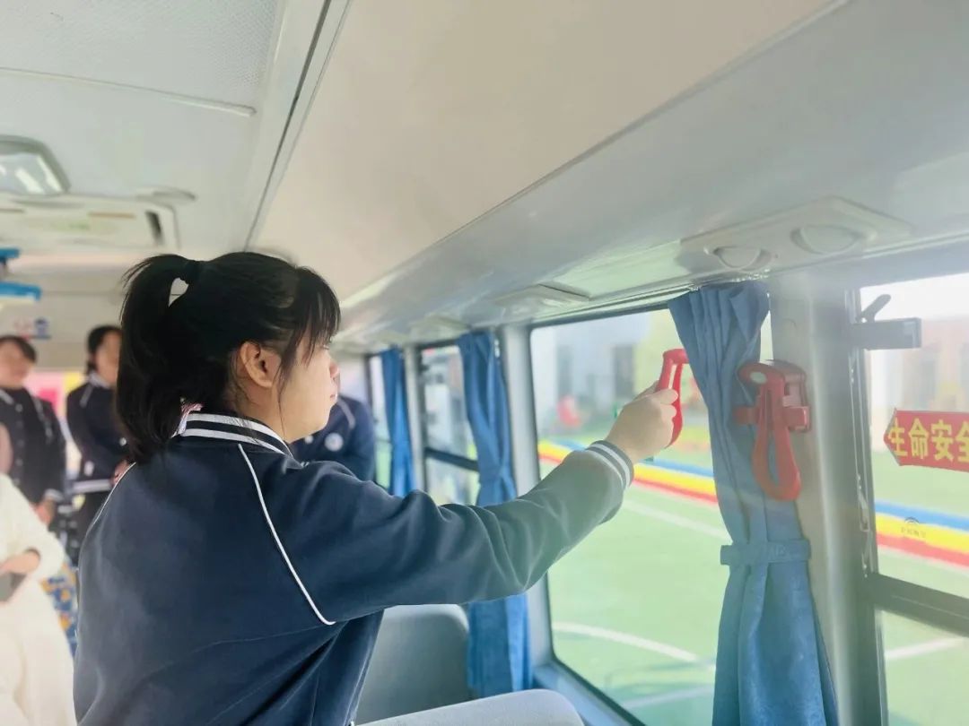 為愛護(hù)航，平安校車伴我行 ——方點(diǎn)圓幼兒園校車安全演練