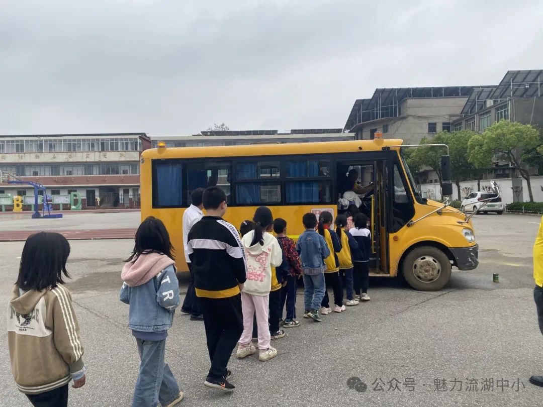 以演筑防 安全護(hù)航 | 紅谷灘區(qū)流湖中心小學(xué)開展校車應(yīng)急逃生演練活動(dòng)