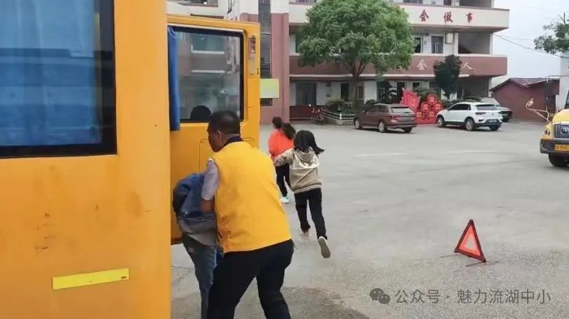 以演筑防 安全護(hù)航 | 紅谷灘區(qū)流湖中心小學(xué)開展校車應(yīng)急逃生演練活動(dòng)