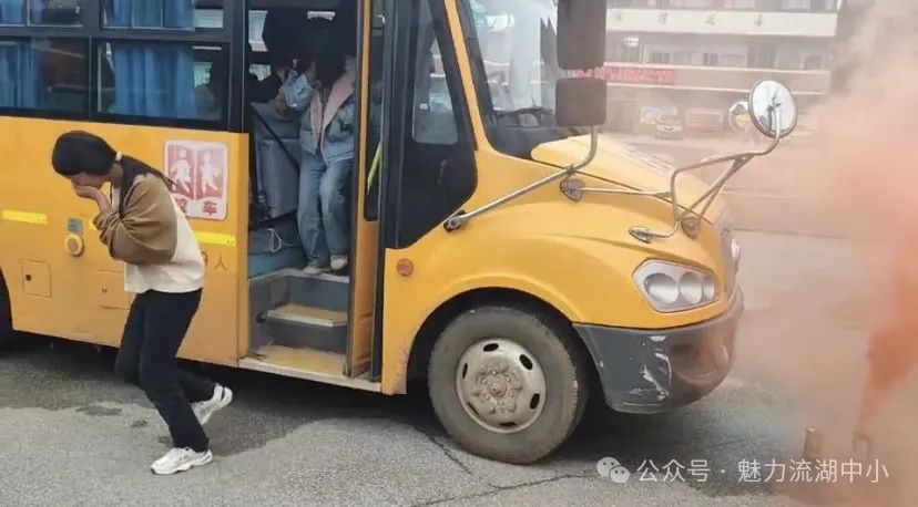 以演筑防 安全護(hù)航 | 紅谷灘區(qū)流湖中心小學(xué)開展校車應(yīng)急逃生演練活動(dòng)