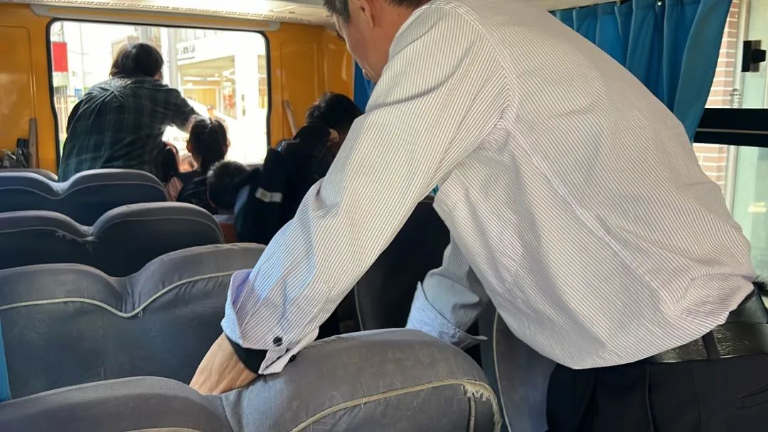 “為愛護航，校車安全伴我行”——上海松江區玉樹幼兒園校車安全應急演練活動