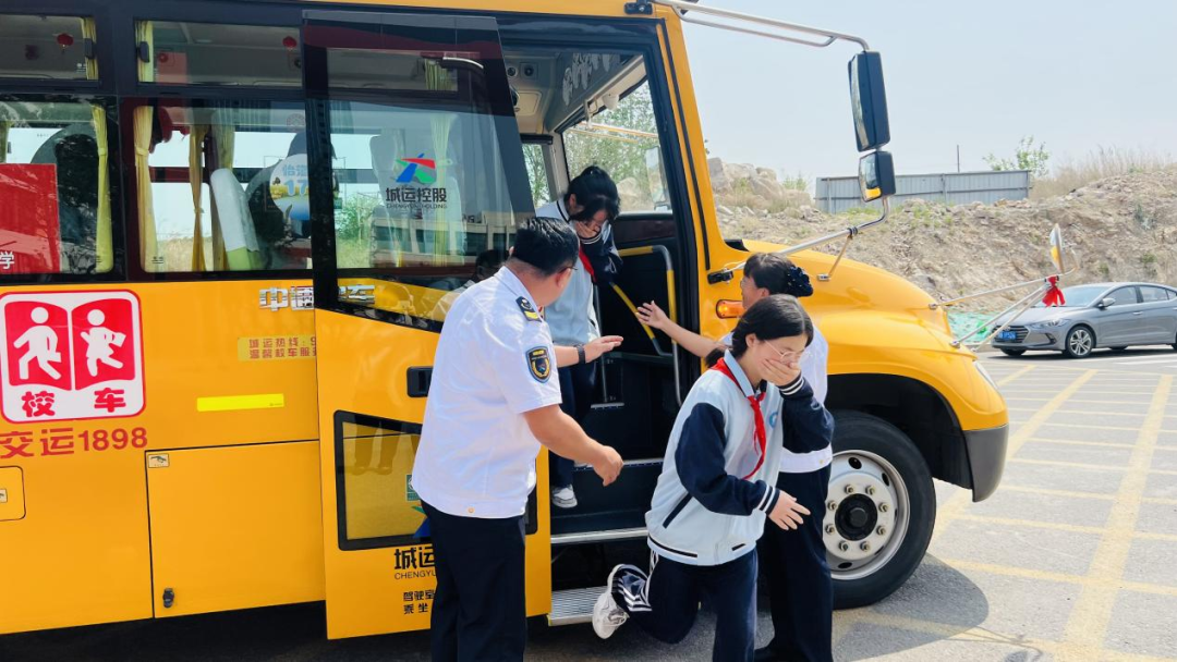為愛(ài)護(hù)航 安全同行——怡海中學(xué)開(kāi)展校車安全演練