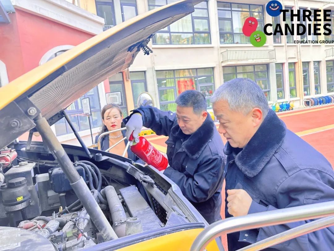 【校園安全】安全乘車，平安“童”行——三顆糖御景新苑幼兒園校車安全應(yīng)急演練