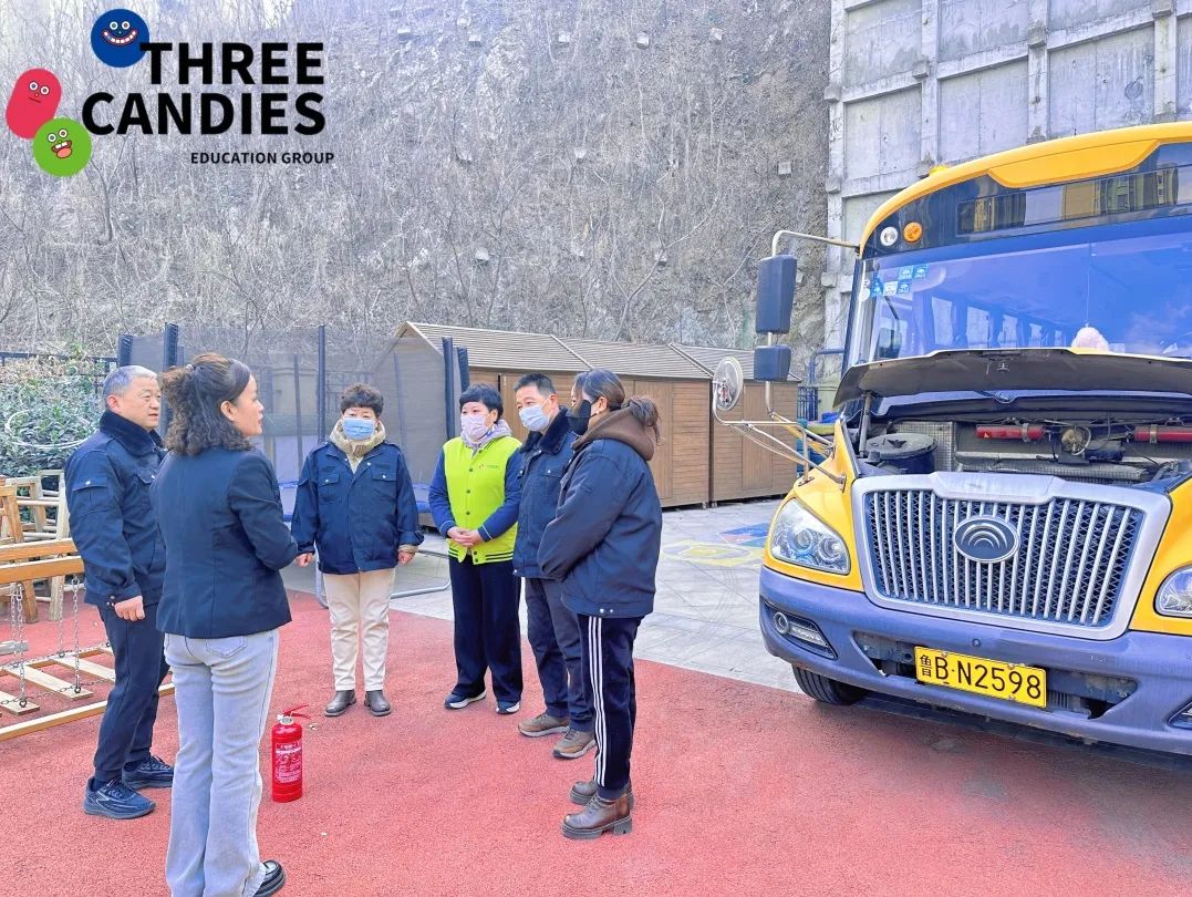 【校園安全】安全乘車，平安“童”行——三顆糖御景新苑幼兒園校車安全應(yīng)急演練