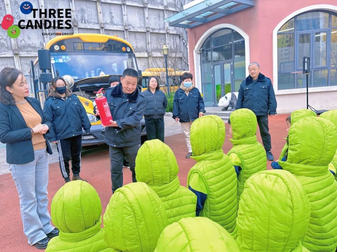 【校園安全】安全乘車，平安“童”行——三顆糖御景新苑幼兒園校車安全應(yīng)急演練
