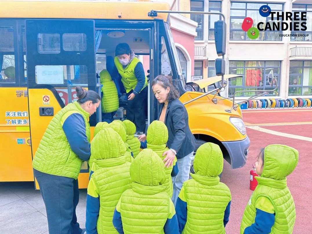 【校園安全】安全乘車，平安“童”行——三顆糖御景新苑幼兒園校車安全應(yīng)急演練
