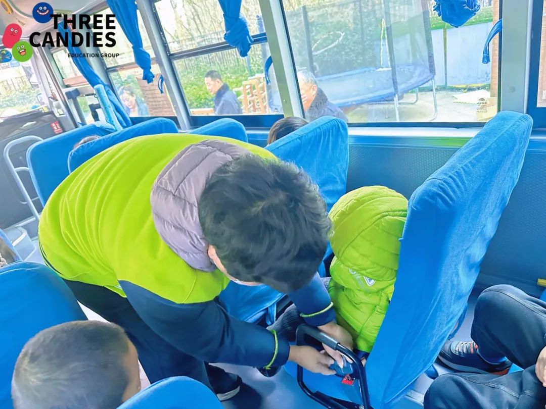【校園安全】安全乘車，平安“童”行——三顆糖御景新苑幼兒園校車安全應(yīng)急演練