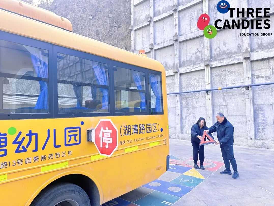 【校園安全】安全乘車，平安“童”行——三顆糖御景新苑幼兒園校車安全應(yīng)急演練
