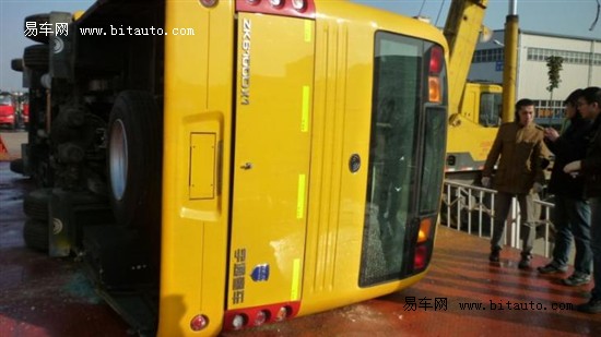 宇通進(jìn)行校車側(cè)翻試驗(yàn):車體結(jié)構(gòu)完好無損