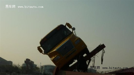 宇通進(jìn)行校車側(cè)翻試驗(yàn):車體結(jié)構(gòu)完好無損